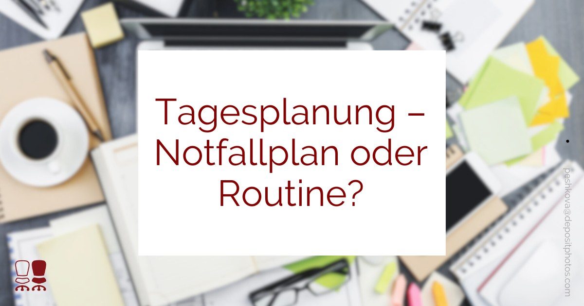 Tagesplanung bei einem vollen Schreibtisch
